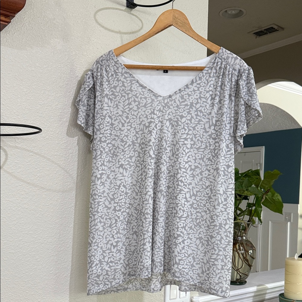 NWOT Papermoon Light Gray Floral Short Sleeve Top size XL